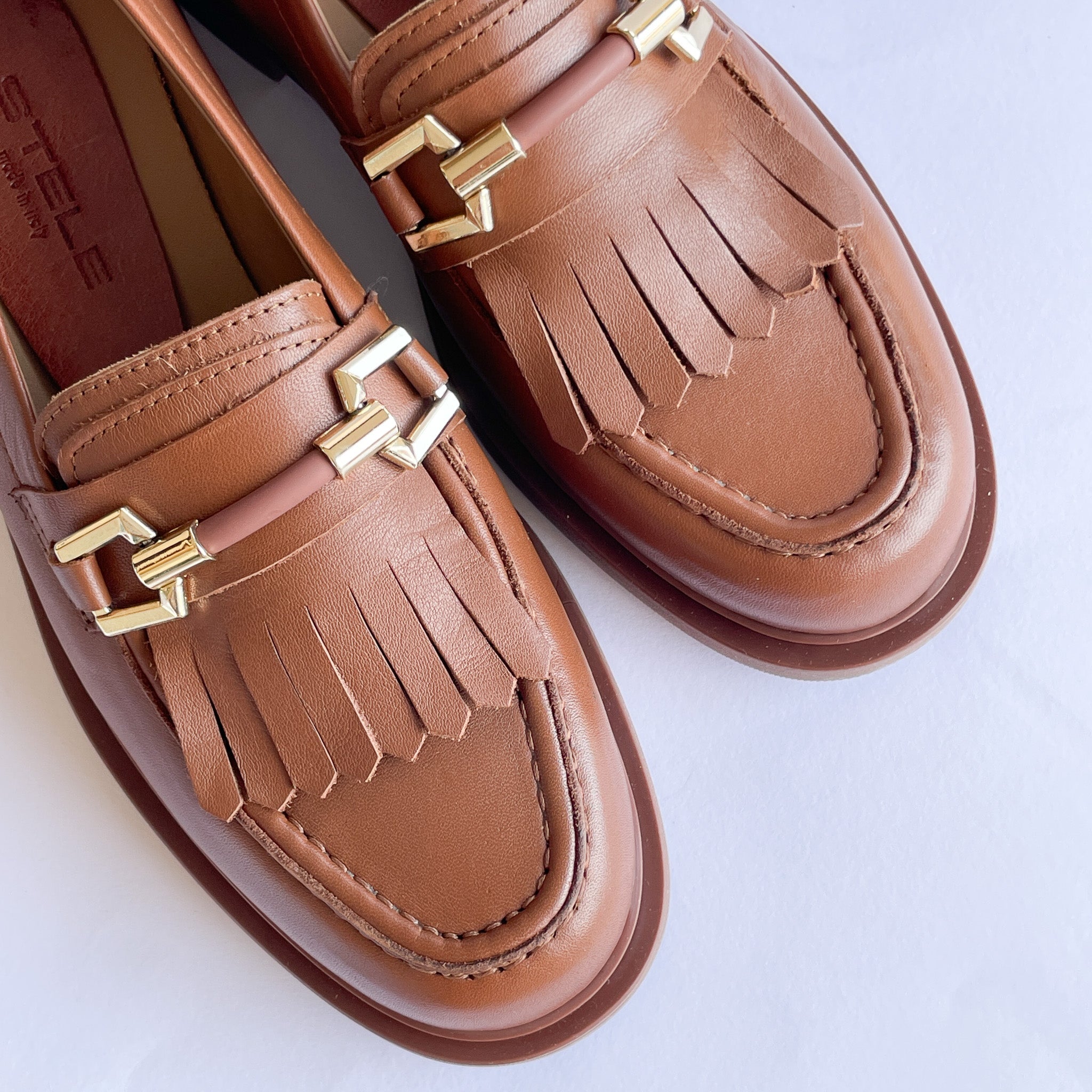 CAPRI-mocassino-vista-punta-frange-vitello-cuoio-accessorio-oro