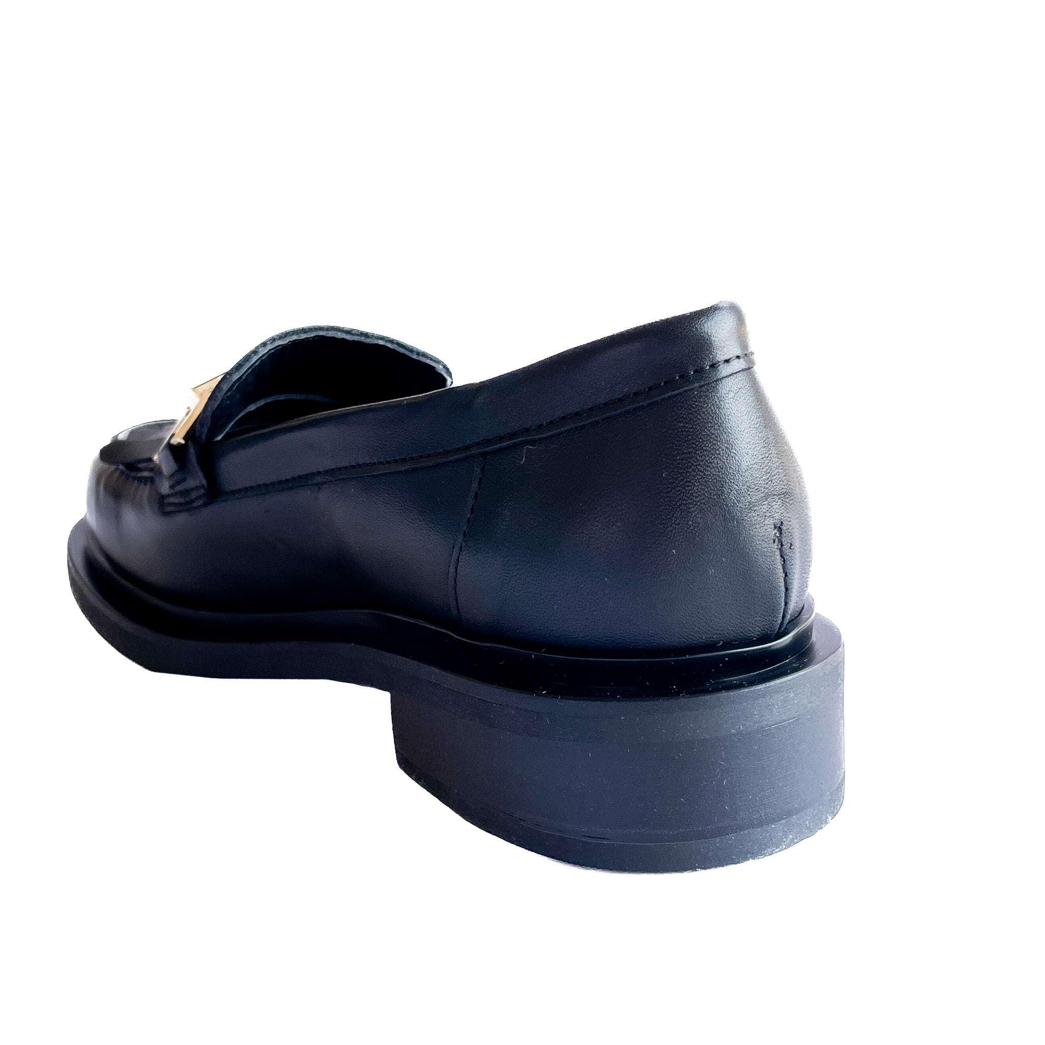 CAPRI-mocassino-vista-tallone-vitello-nero-accessorio-oro
