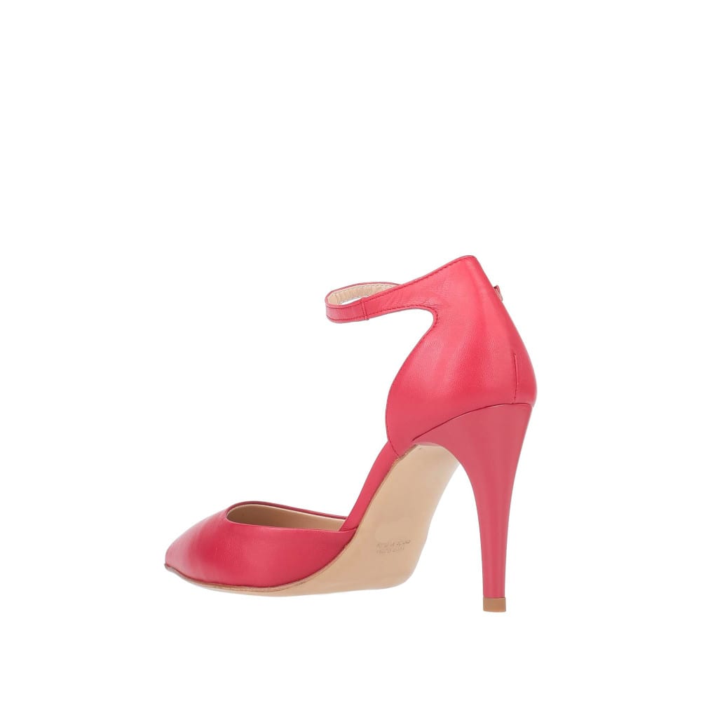 CLARE-punta-tallone-vista-tallone-dietro-nappa-rossa