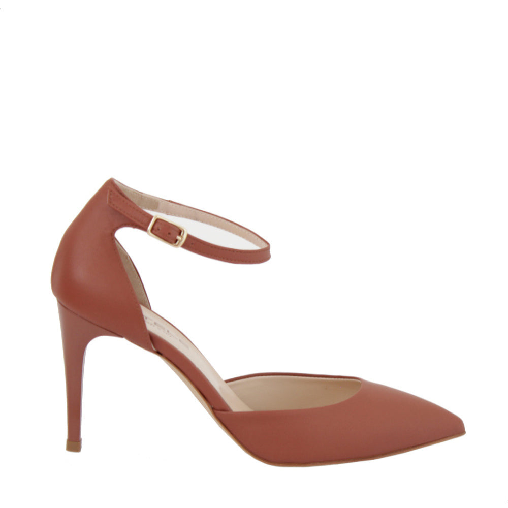 CLARE-punta-tallone-vista-laterale-singola-nappa-cuoio