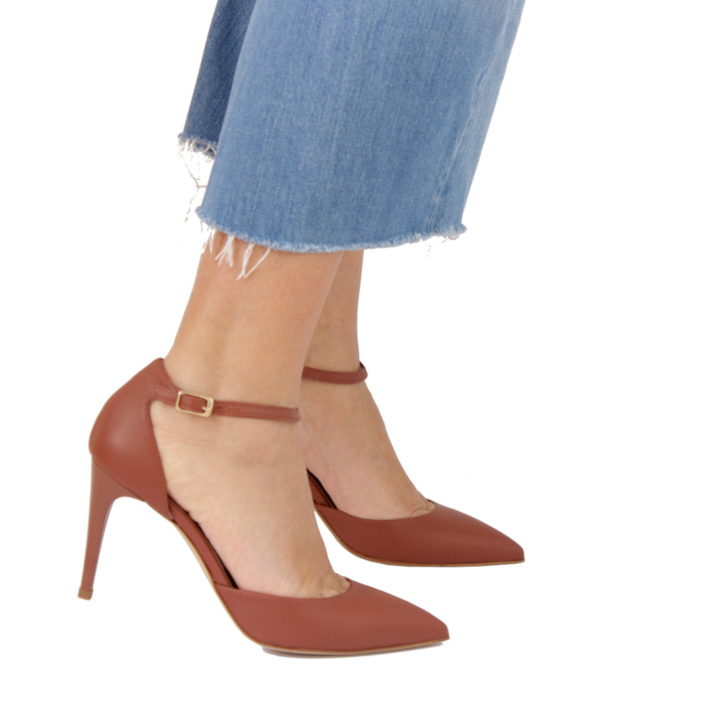 CLARE-punta-tallone-vista-indossato-tallone-nappa-cuoio