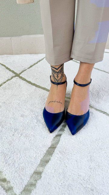 CLARE-punta-tallone-vista-indossato-punta-paio-nappa-blu-tacco-5