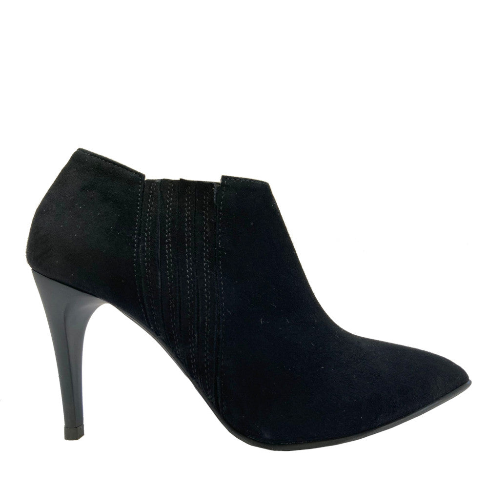 CLARINDA-stivaletto-giroforma-vista-laterale-camoscio-nero