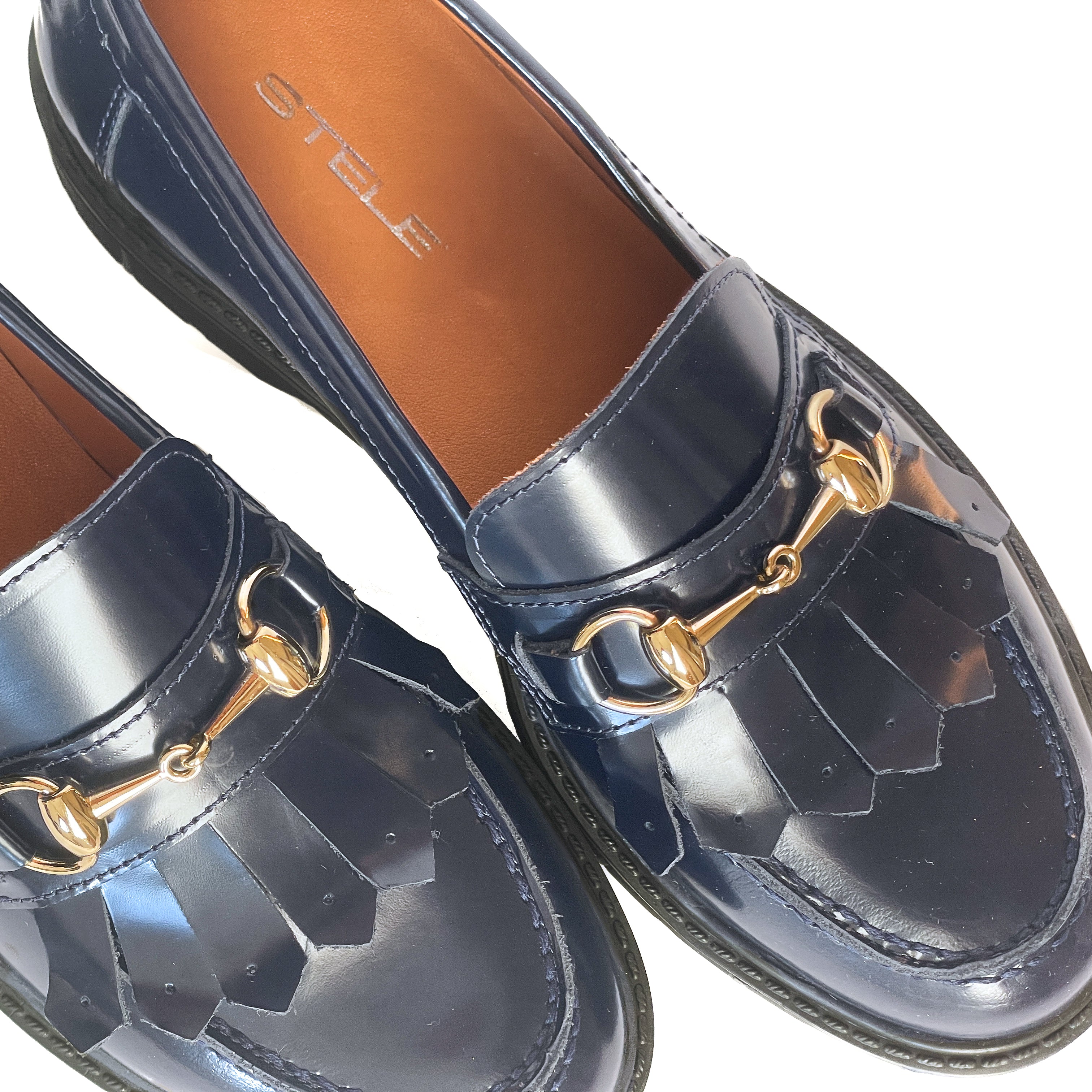 COLONIA-mocassini-vista-ettaglio-granfea-abrasivato-blu-navy-accessorio-oro