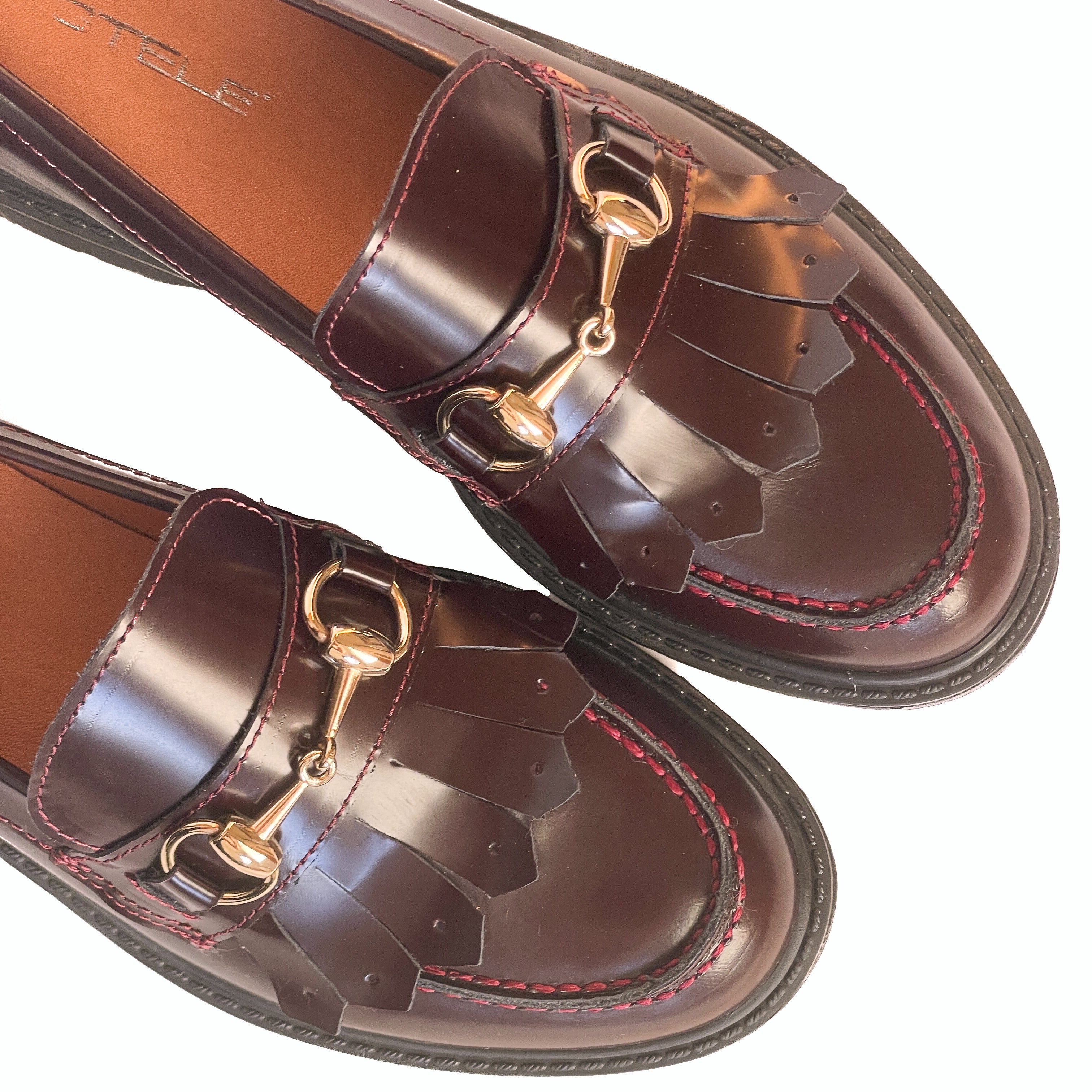 COLONIA-mocassini-vista-sopra-paio-punta-frange-abrasivato-bordeaux-accessorio-oro