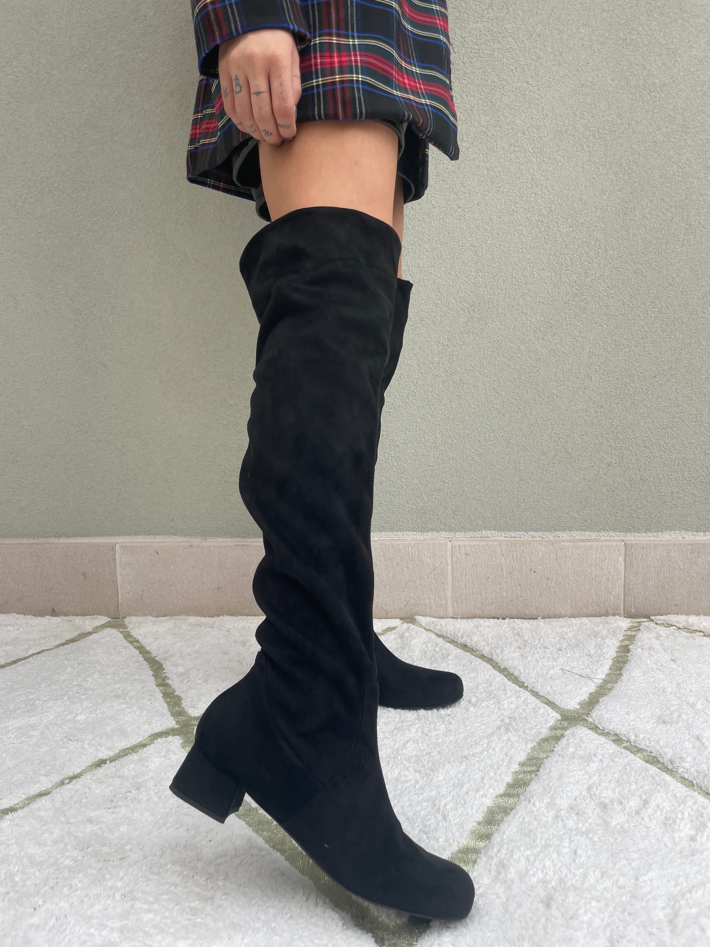 CORRIDONIA-stivale-alto-vista-indossato-vicino-camoscio-stretch-nero