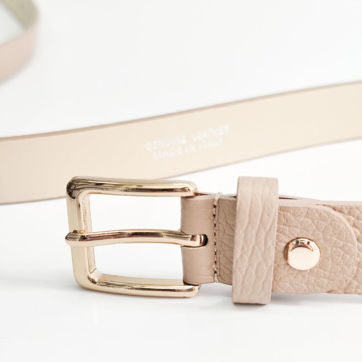 EMILIE-BELT-accessori-cinta-vista-fibbia-vicino-vitello-nudo