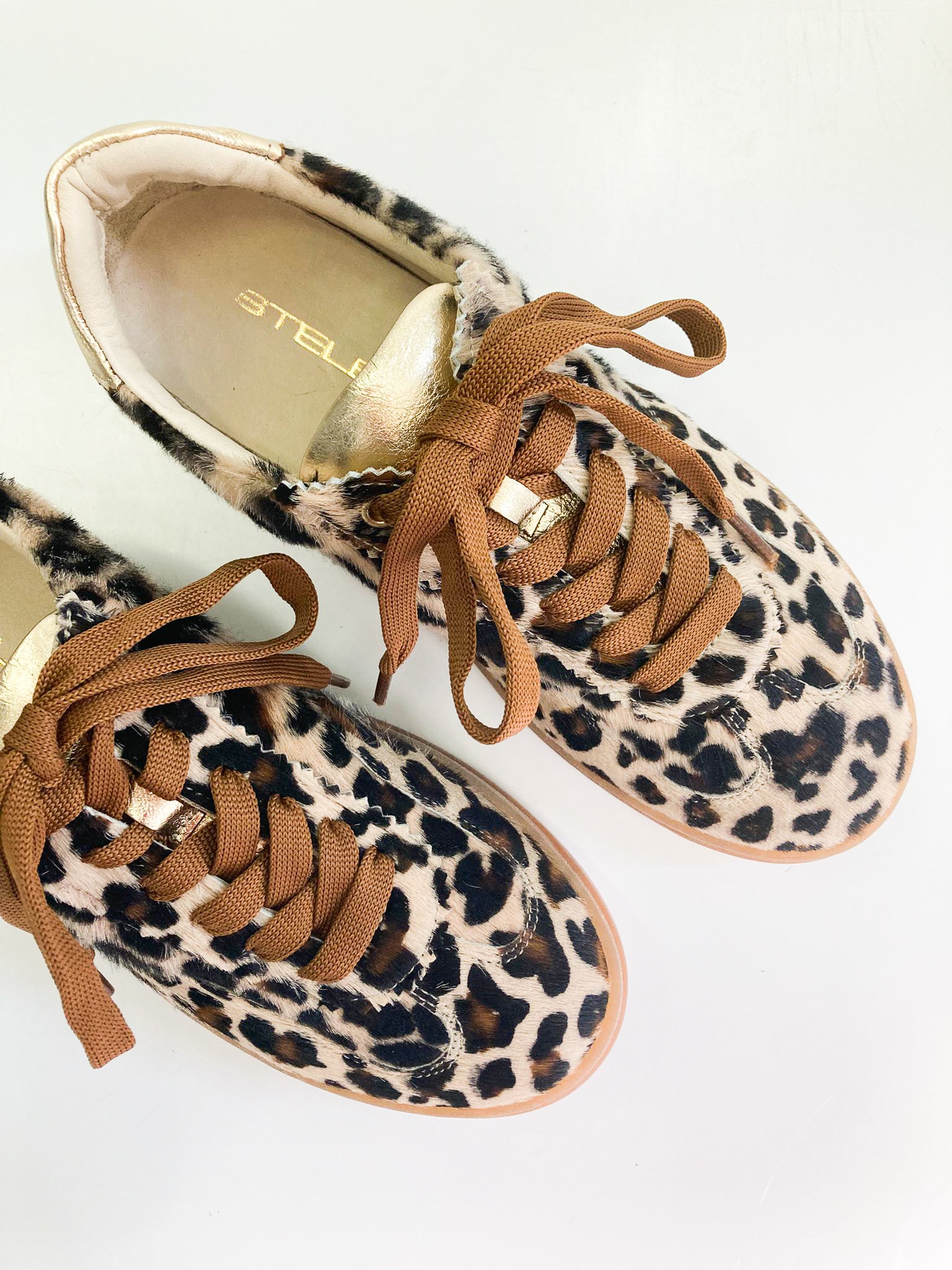 ESSEN-sneakers-vista-sopra-paio-sinistra-diritte-cavallino-maculato-laminato-platino