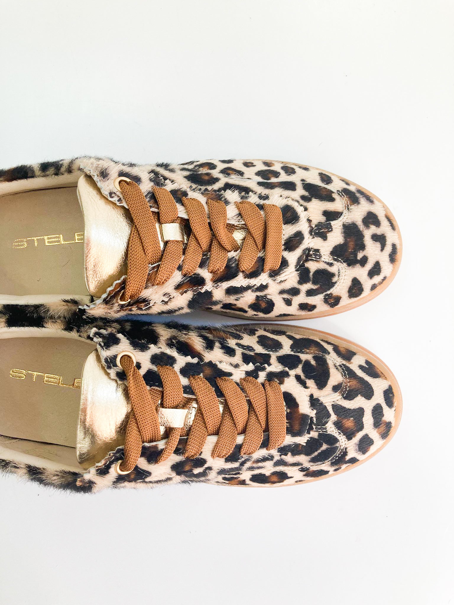 ESSEN-sneakers-vista-sopra-punta-paio-sinistra-diritte-cavallino-maculato-laminato-platino