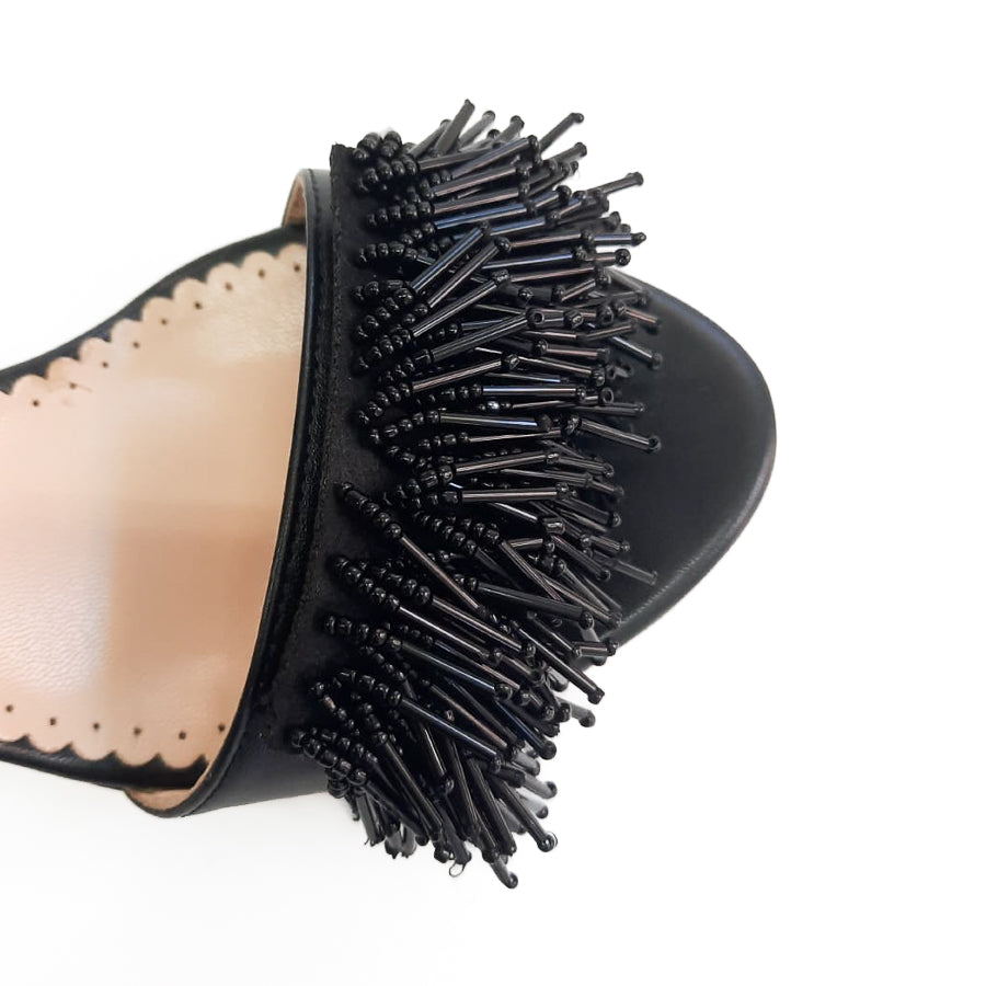 FRANGE-accessori-vista-indossato-sandalo-sopra-vicino-tessuto-perline-nere