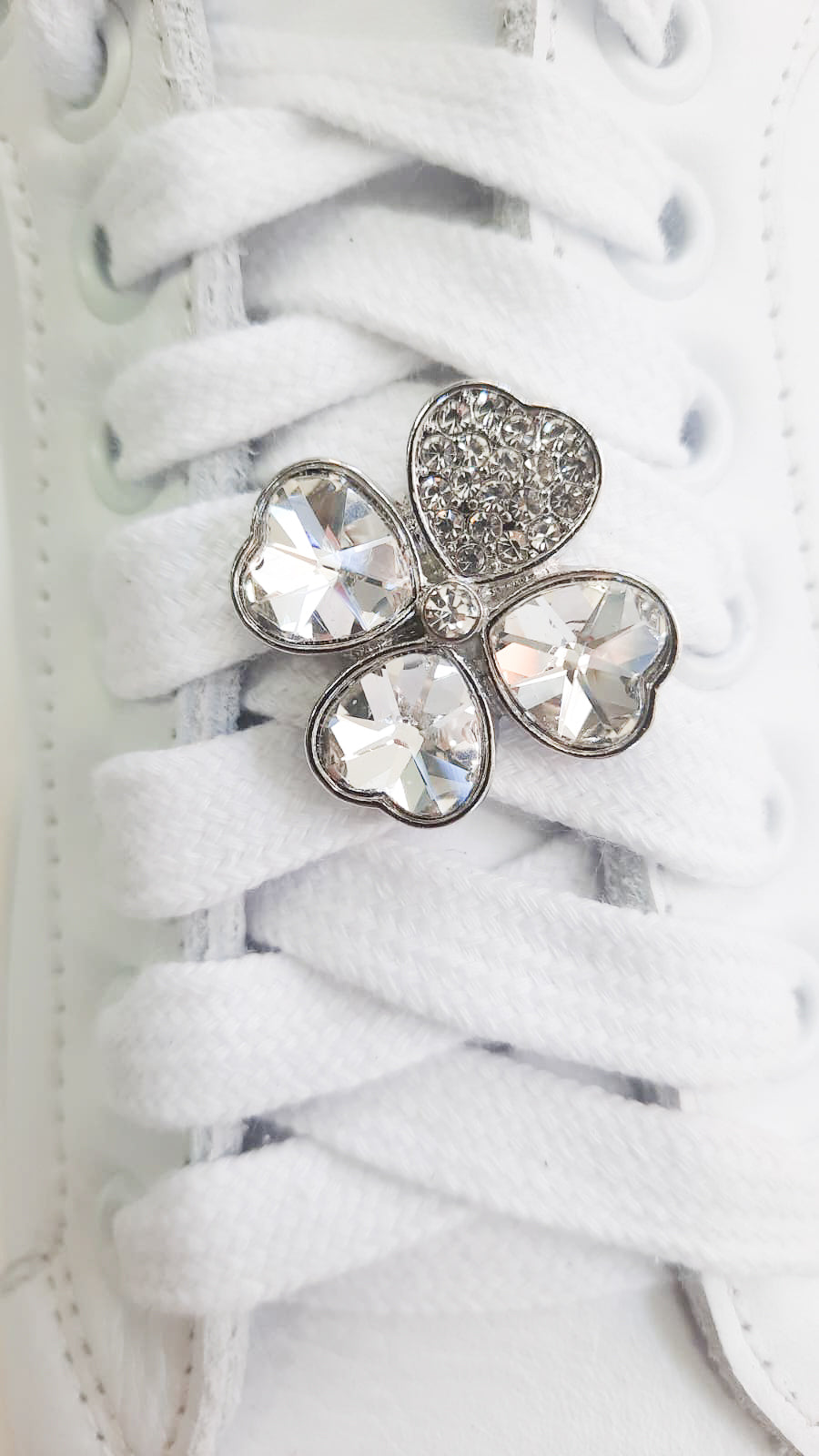 GOOD-LUCK-STRASS-accessori-vista-indossato-sneakers-metallo-argento