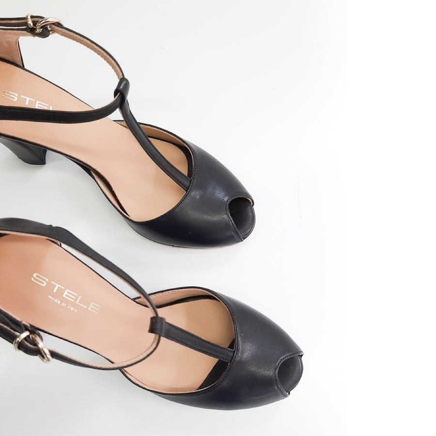 IRIS-punta-tallone-vista-punta-sopra-diritta-paio-nappa-nera