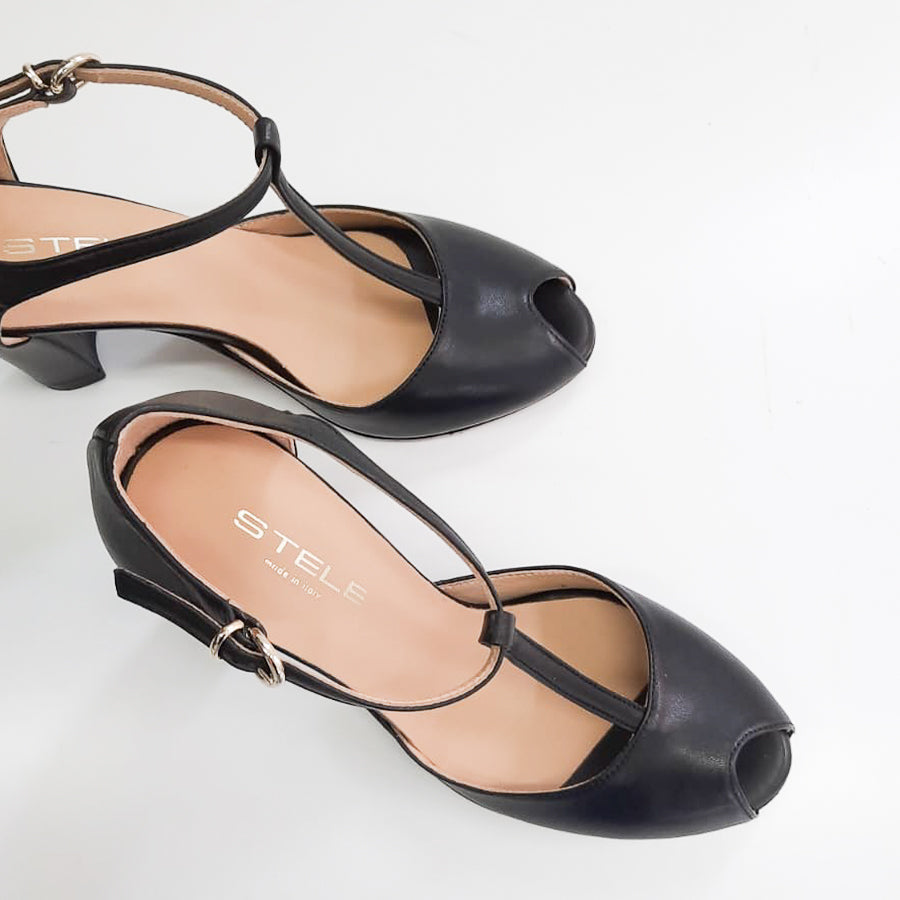 IRIS-punta-tallone-vista-punta-fuori-sopra-paio-nappa-nera