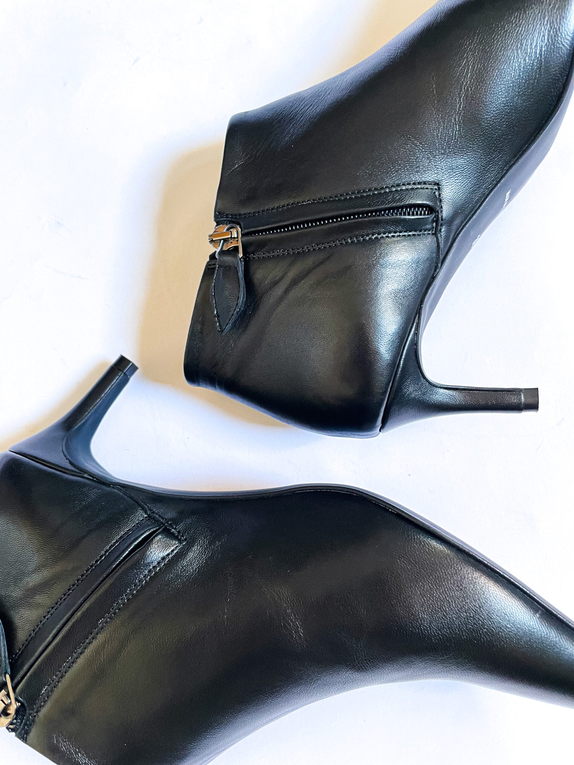 ISIDORA-stivaletto-giroforma-vista-tallone-sopra-nappa-nera