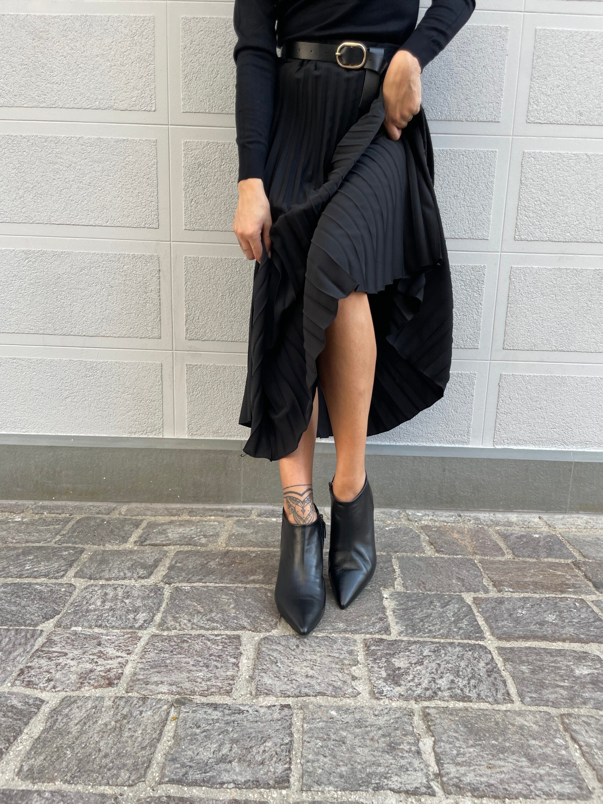 ISIDORA-stivaletto-giroforma-vista-indossato-punta-nappa-nera