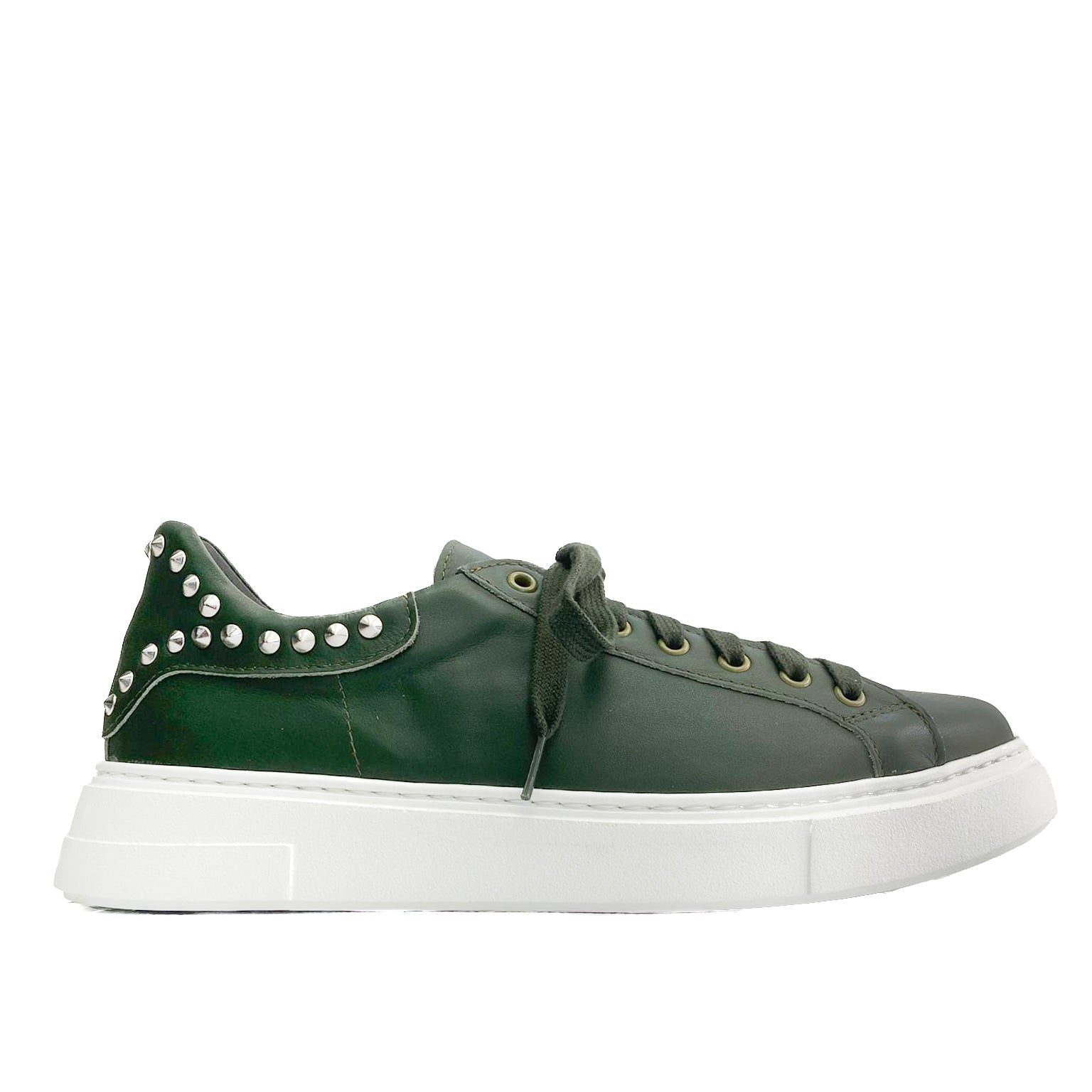 ISOTTA-sneakers-vista-laterale-vitello-verdone-borchie-nikel
