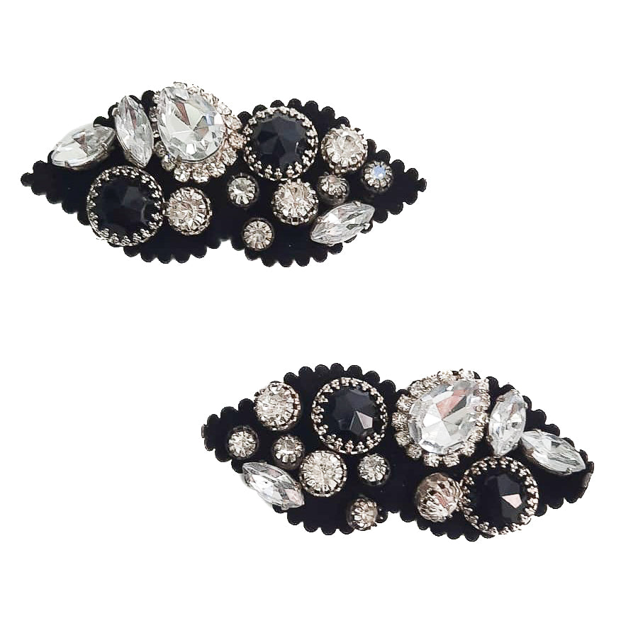 KISS-accessori-vista-frontale-paio-camoscio-nero-piere-strass-argento-nero