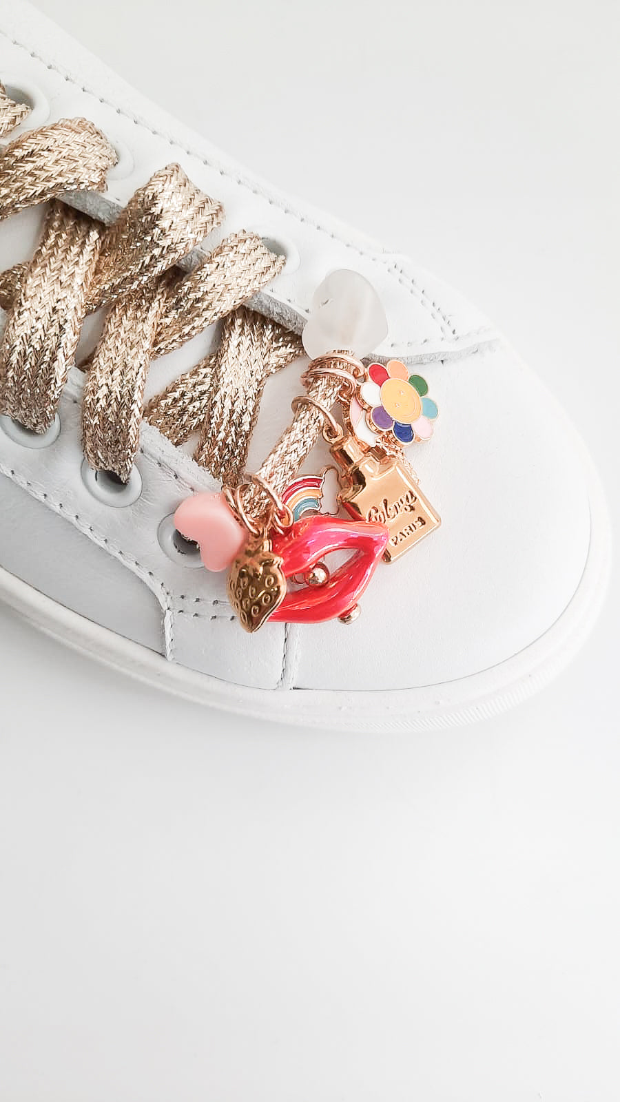 LACCI-CHARMS-accessori-vista-indossato-charms-sinistra-cotone-laminato-oro