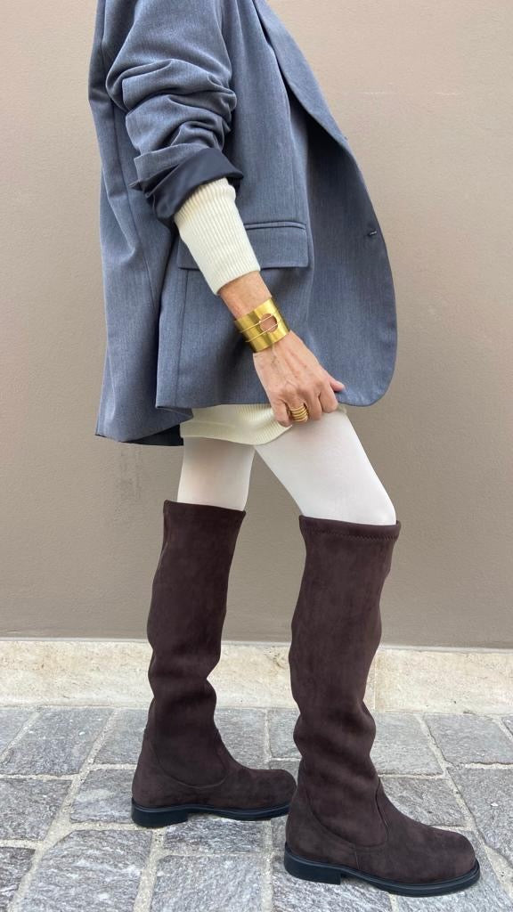 LEONORA-stivale-vista-indossato-lontano-camoscio-stretch-cioccolato