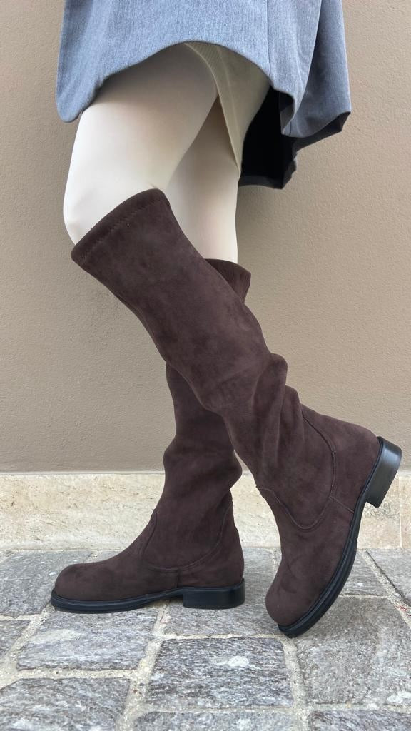 LEONORA-stivale-vista-indossato-paio-camoscio-stretch-cioccolato