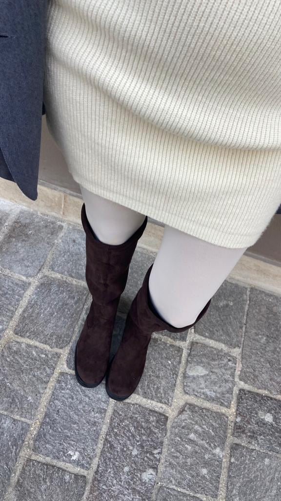 LEONORA-stivale-vista-indossato-sopra-camoscio-stretch-cioccolato
