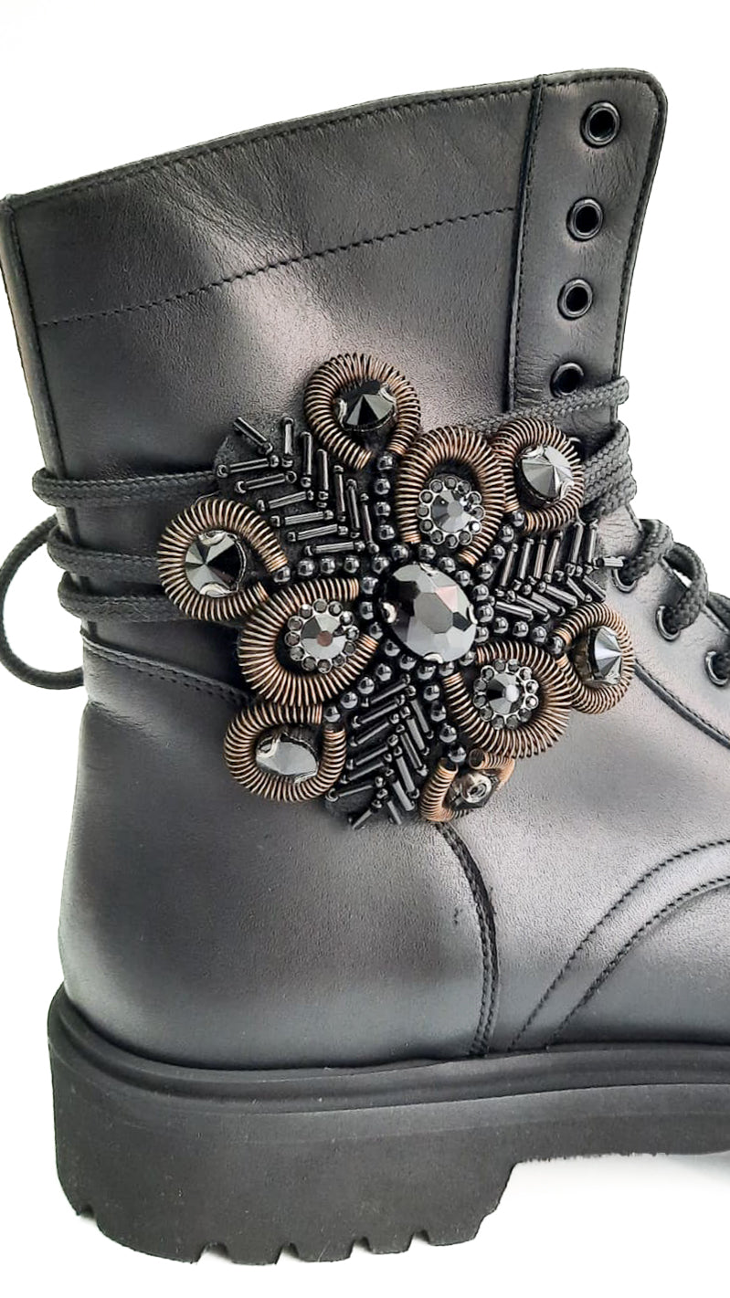 LUXURY-accessori-vista-indossato-anfibio-tessuto-nero-strass-e-perline