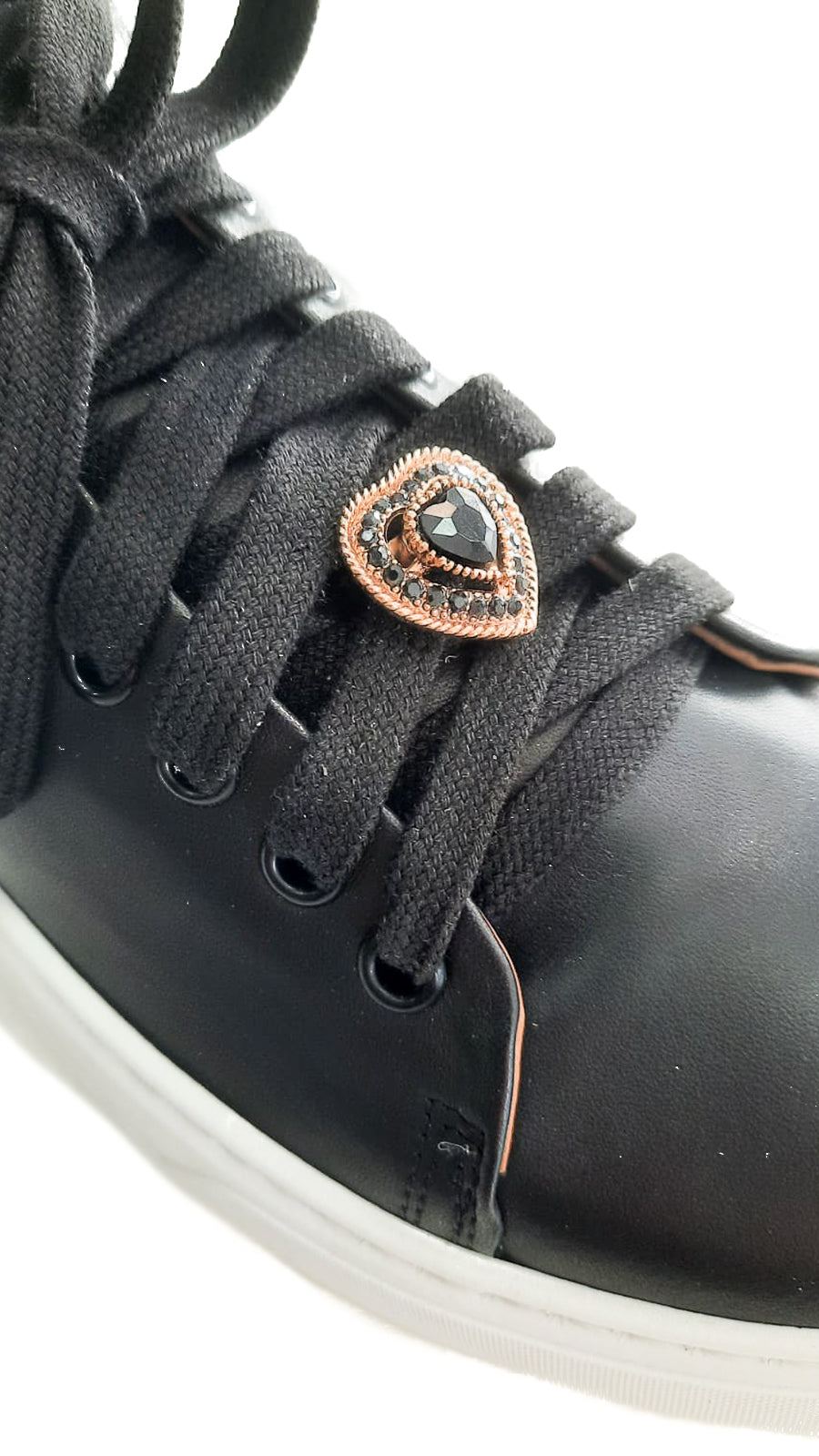 METAL-HEART-accessori-vista-indossato-sneakers-metallo-oro-invecchiato