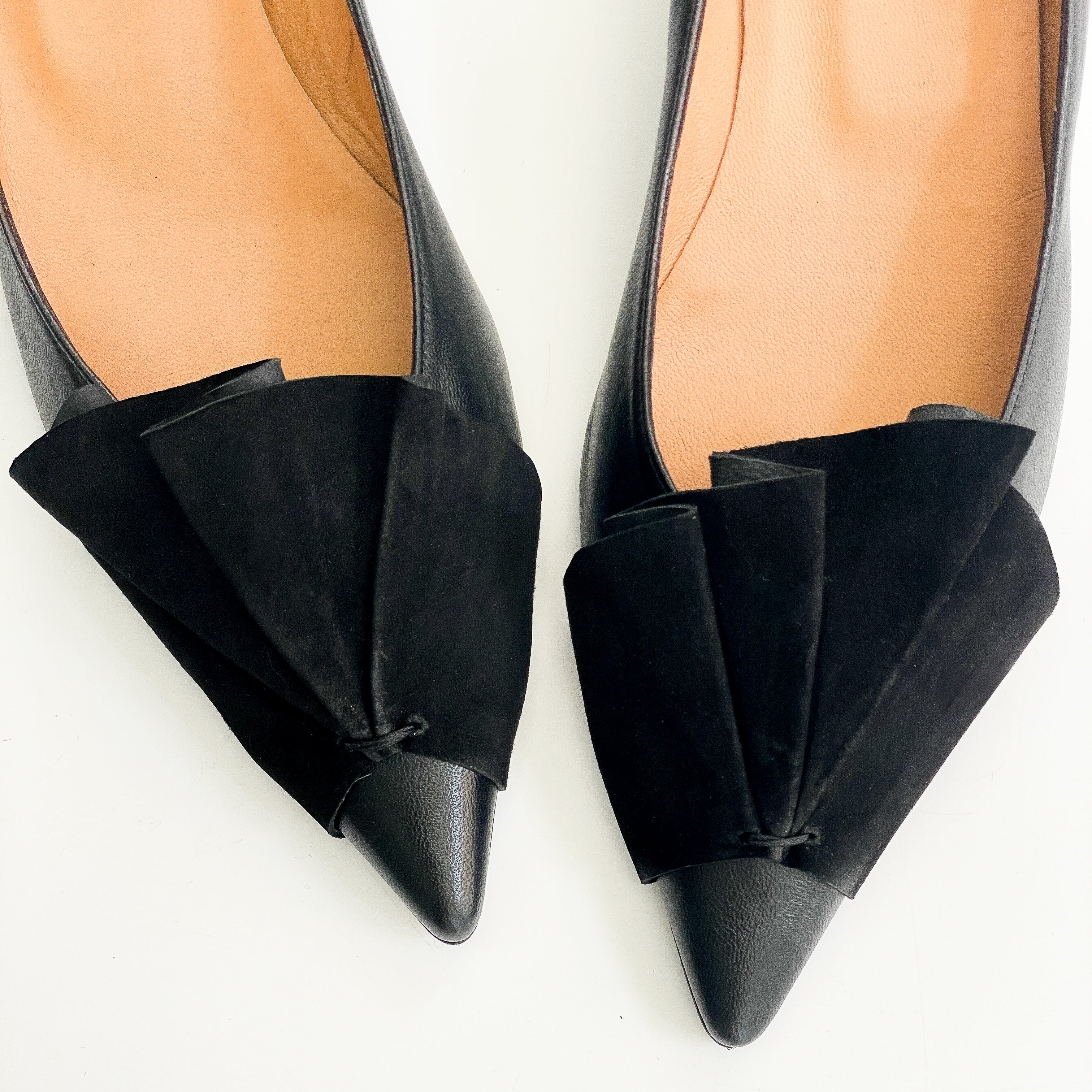 NOVATO-decollete-vista-ventaglio-sopra-nappa-nera-camoscio-nero