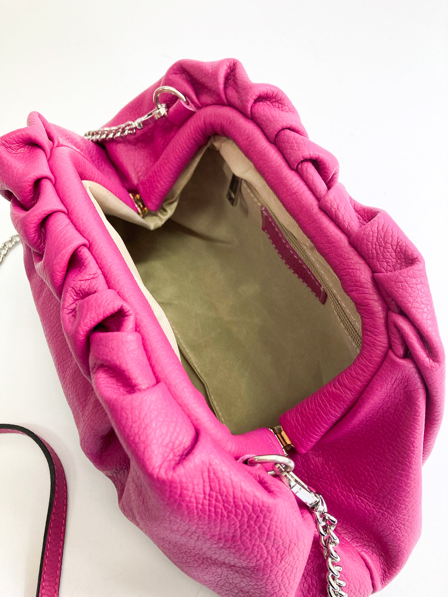 NUVOLA-M-BAG-borsa-clutch-vista-laterale-aperta-vitello-fucsia