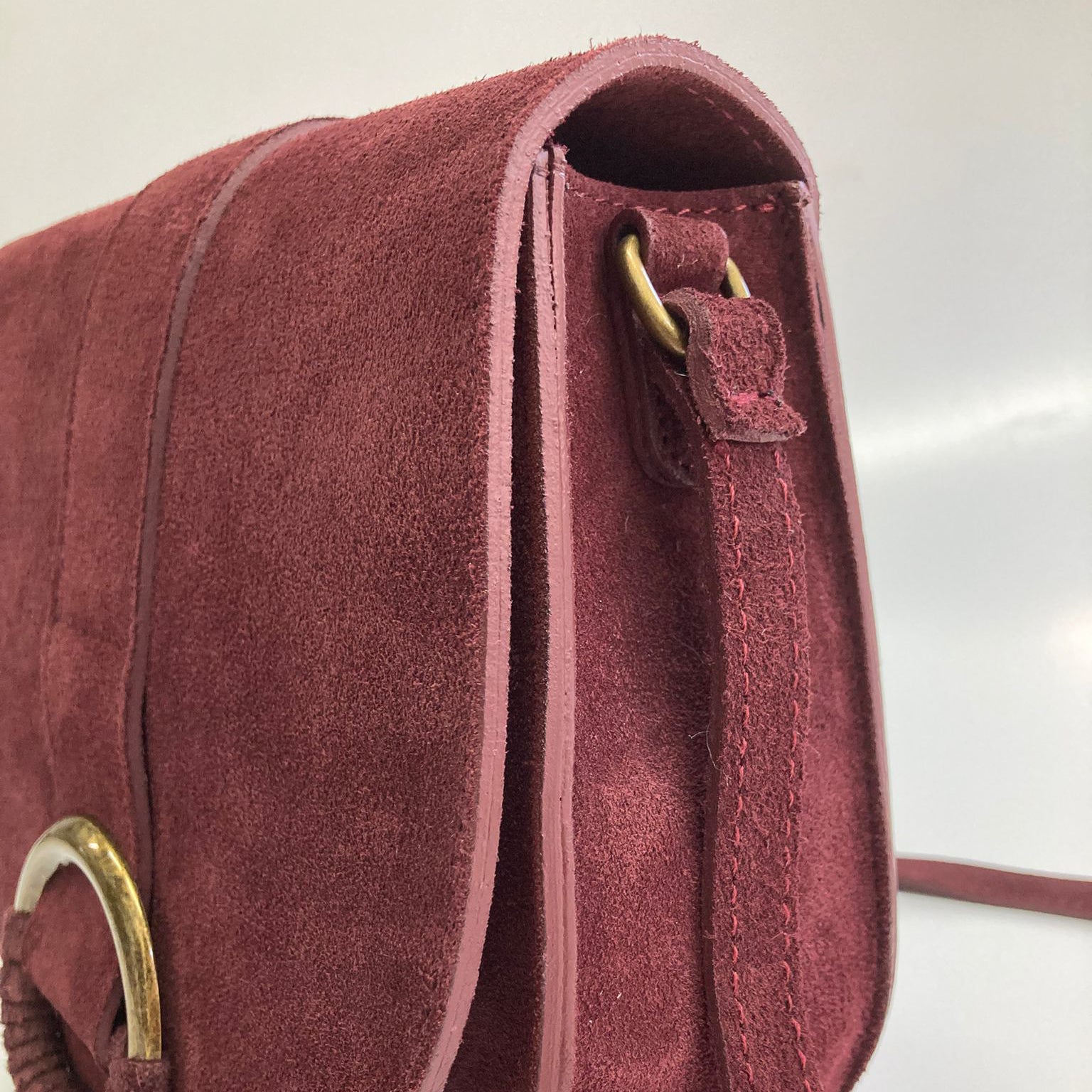 OFELIA-BAG-accessori-borsa-vista-dettaglio-tracolla-camoscio-bordeaux