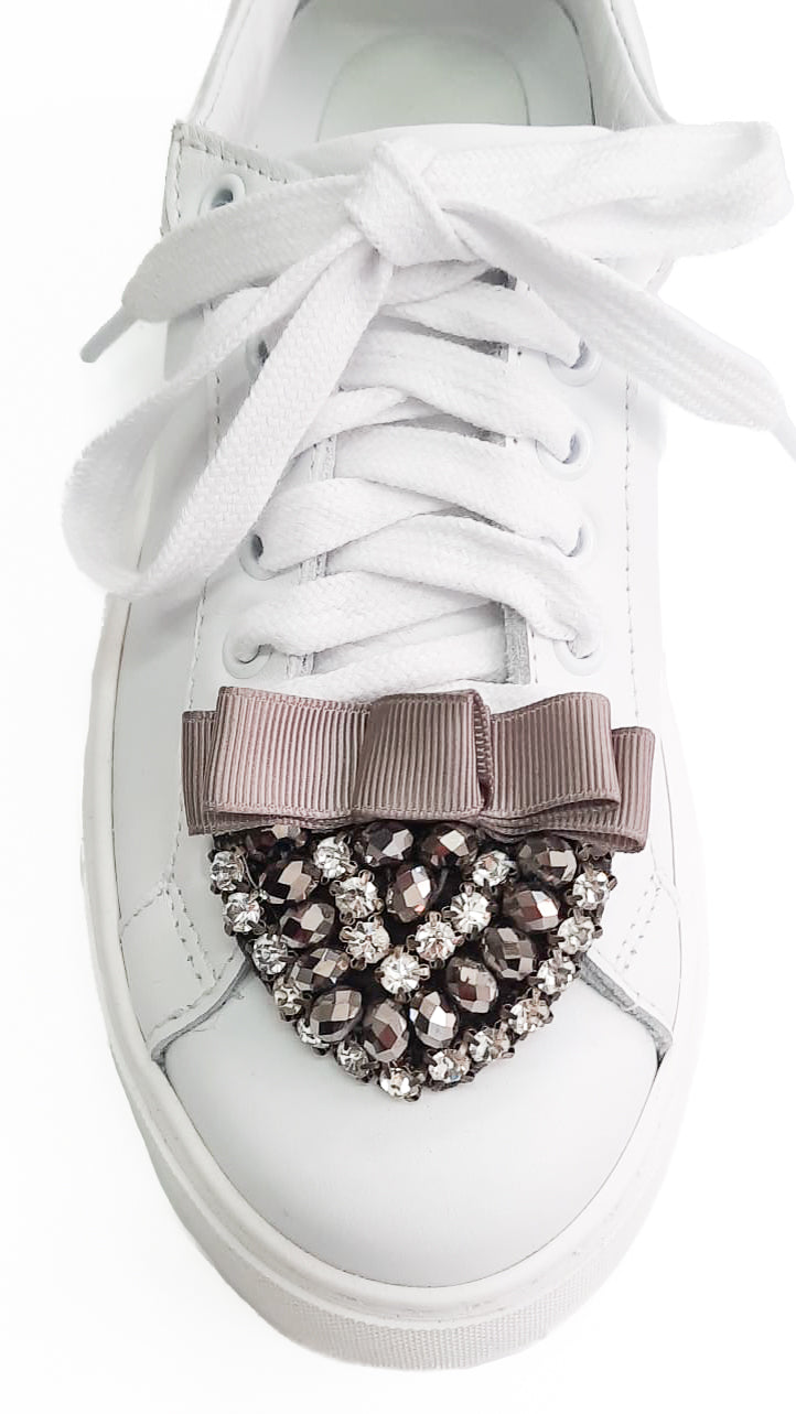 QUASI-CUORE-accessori-vista-indossato-sneakers-sopra-tessuto-strass-gemme-grigio