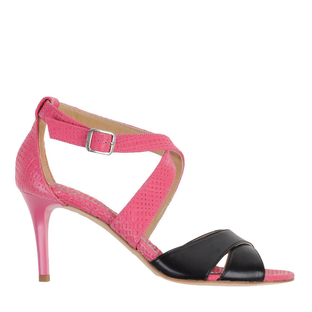 SCARLET-sandalo-vista-laterale-nappa-nera-intagli-rosa