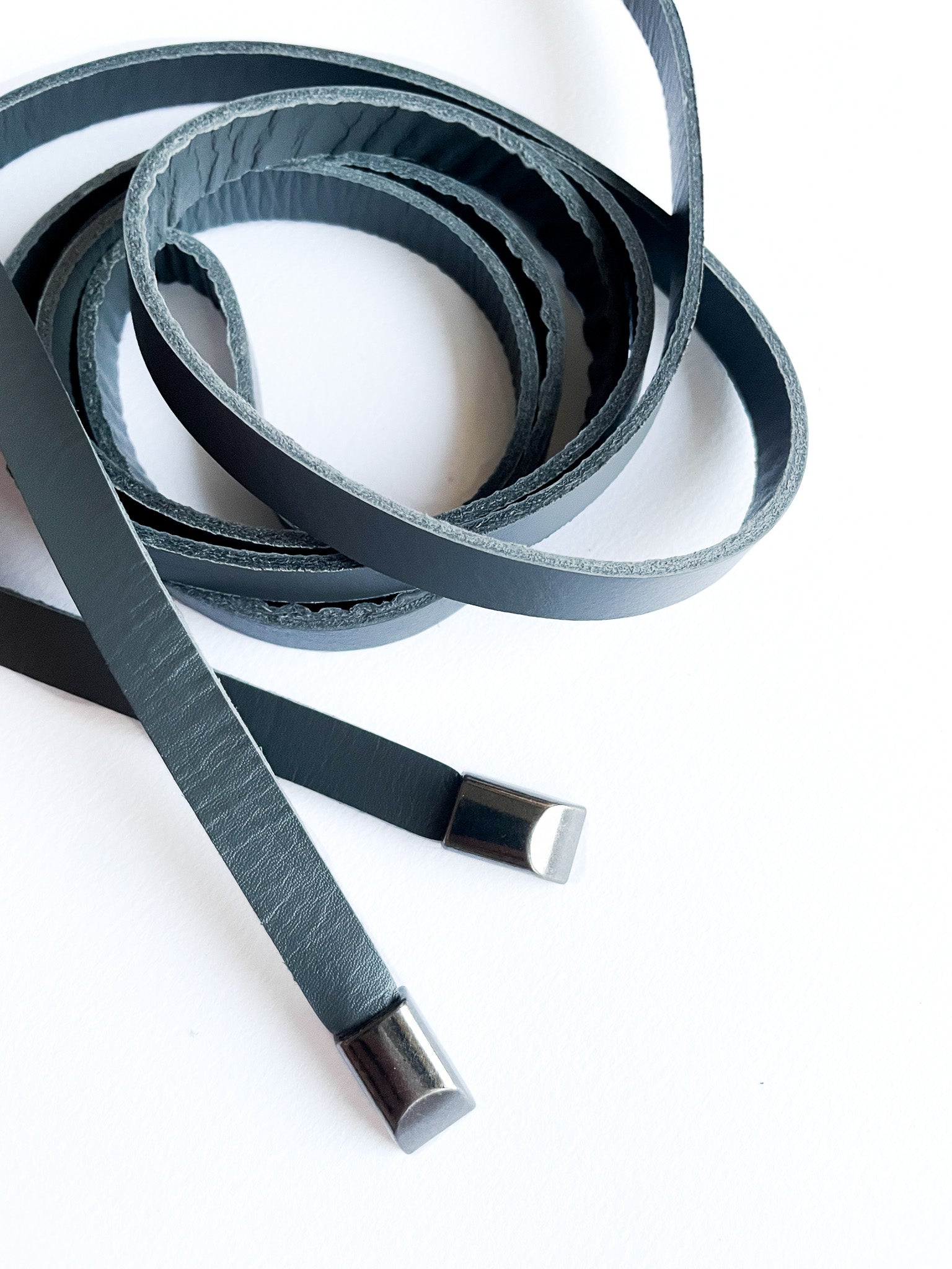 SOTTILE-BELT-accessori-cinte-vista-arrotolata-vicino-vitello-grigio