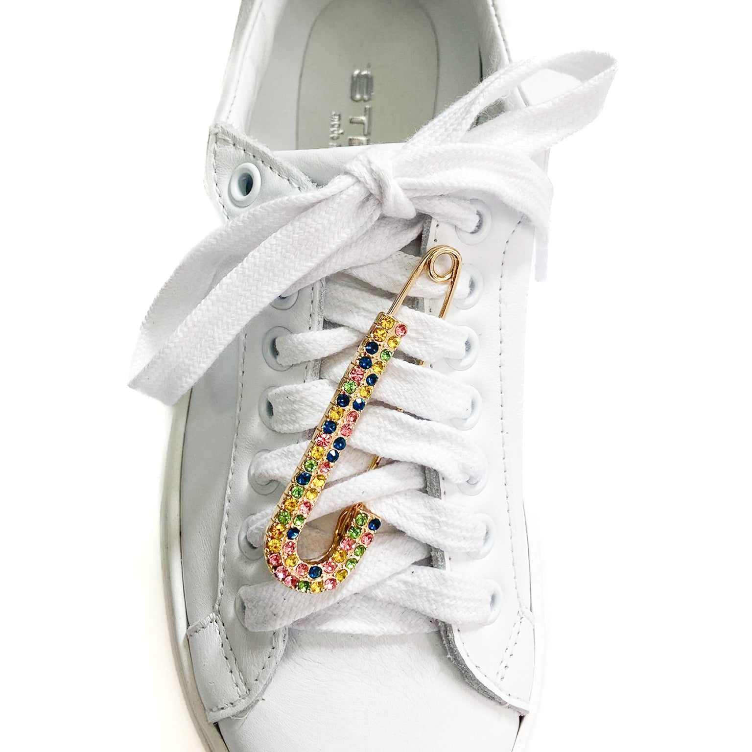 Spilla decorativa multicolore applicata ai lacci delle sneakers Spilla Balia Strass 