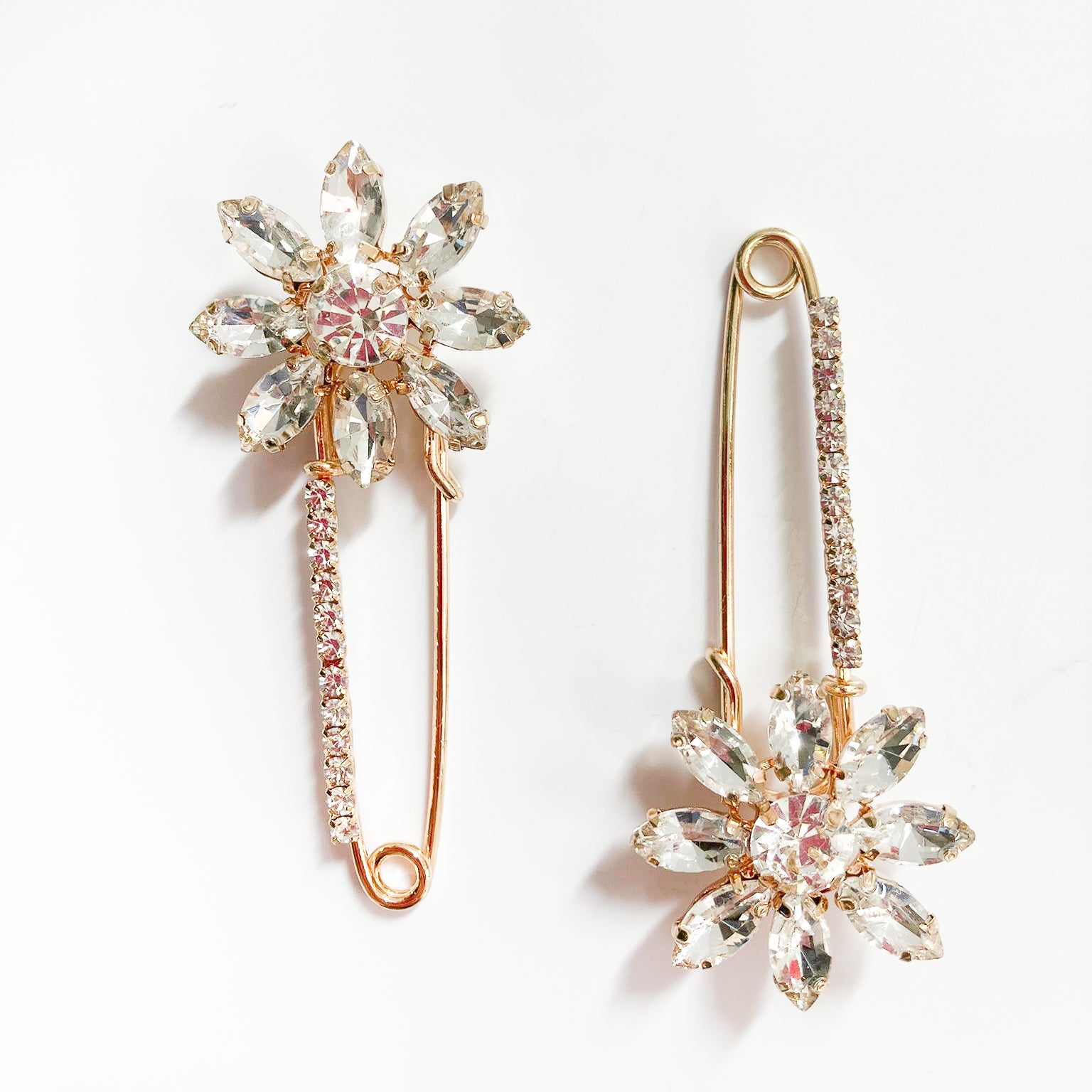 Vista a coppia Spilla Fiore dorata con strass Spilla Fiore Strass