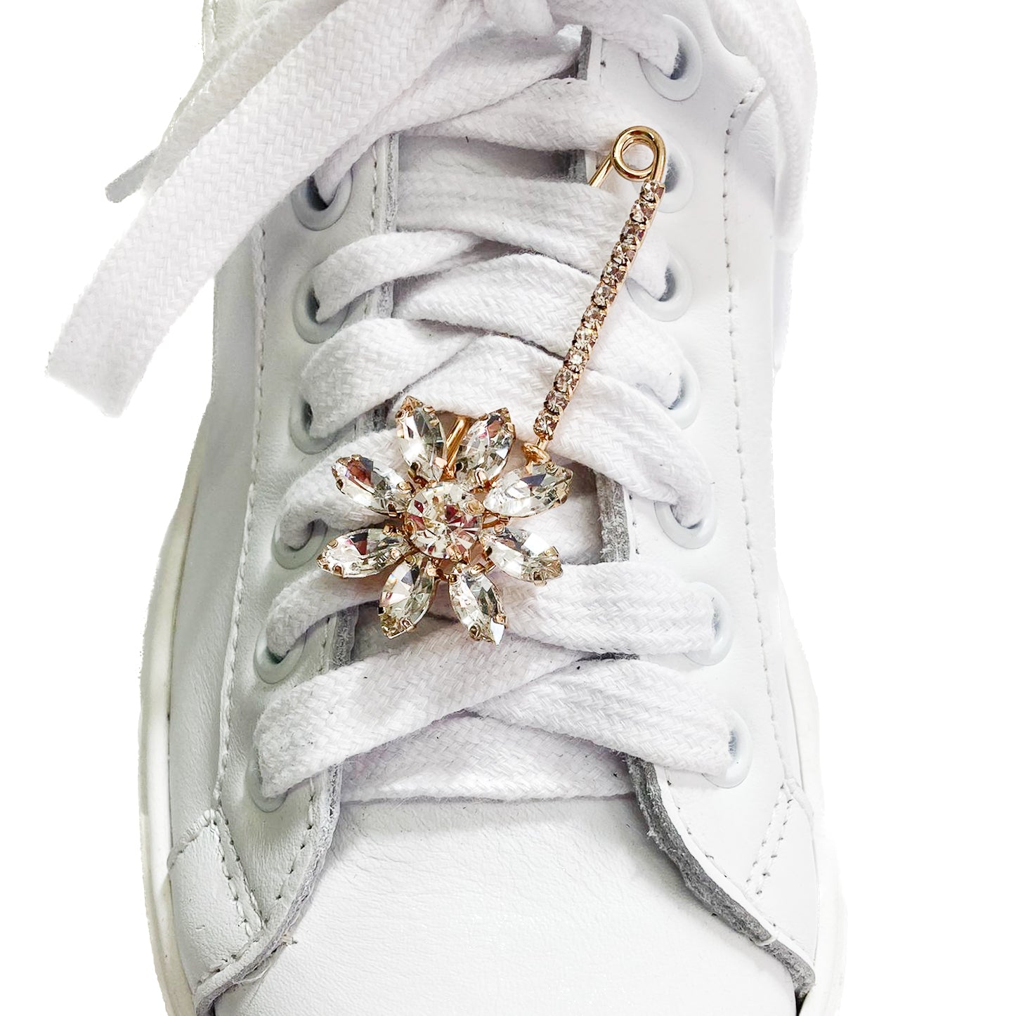 Spilla Fiore Strass applicata sui lacci delle sneakers