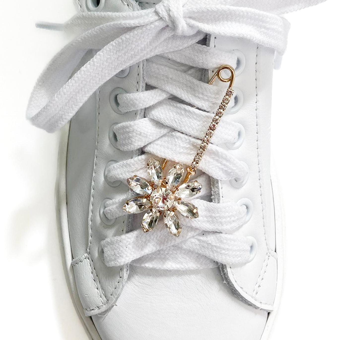 Spilla Fiore Strass applicata sui lacci delle sneakers da sopra