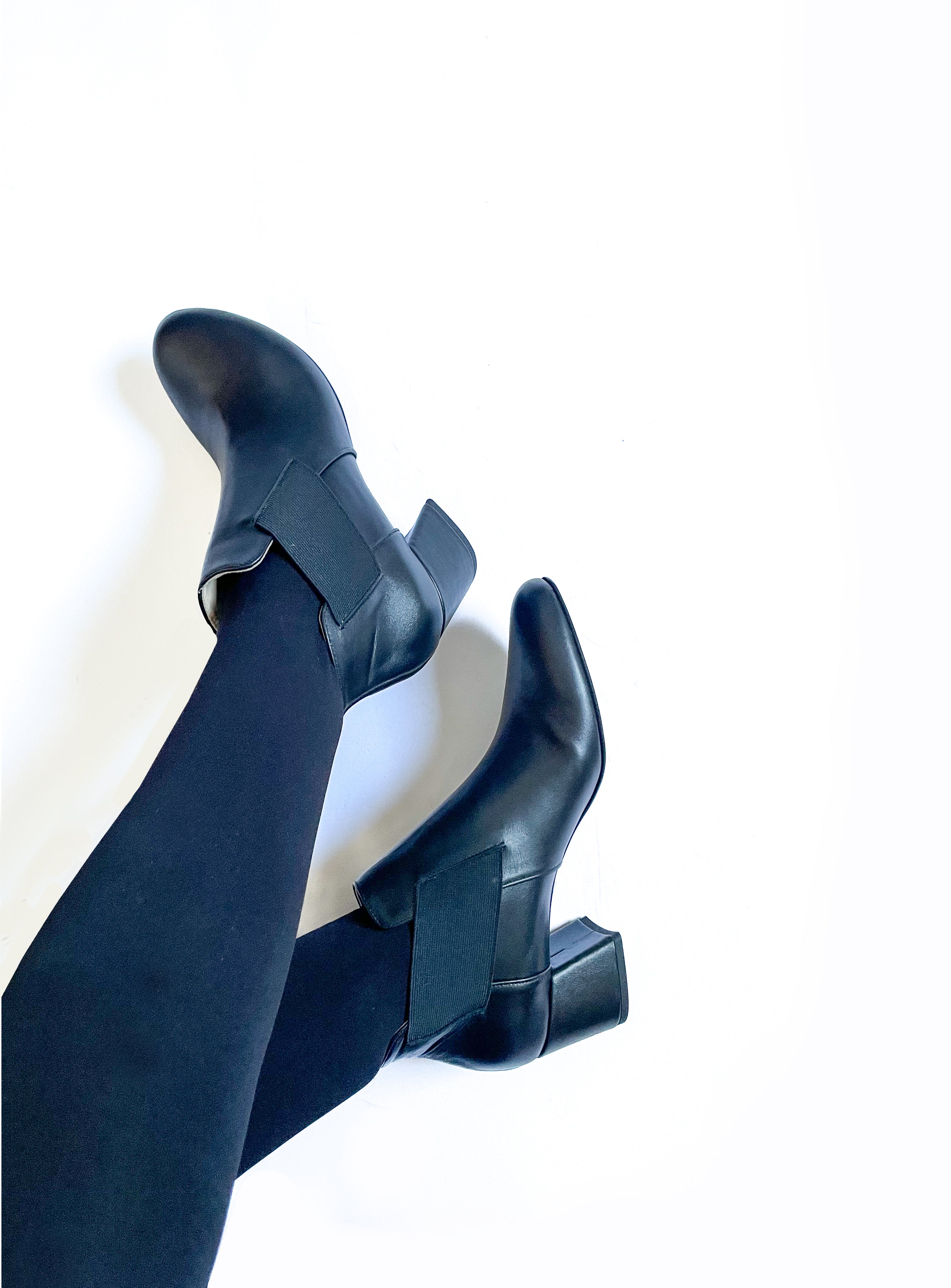 THEA-stivaletto-vista-indossato-gambe-incrociate-vitello-nero