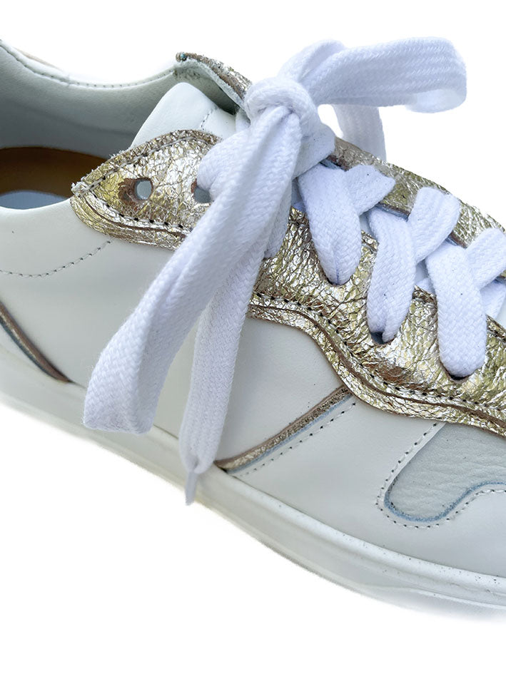 VALERIE-sneakers-vista-dettaglio-lacci-vitello-bianco-laminato-platino