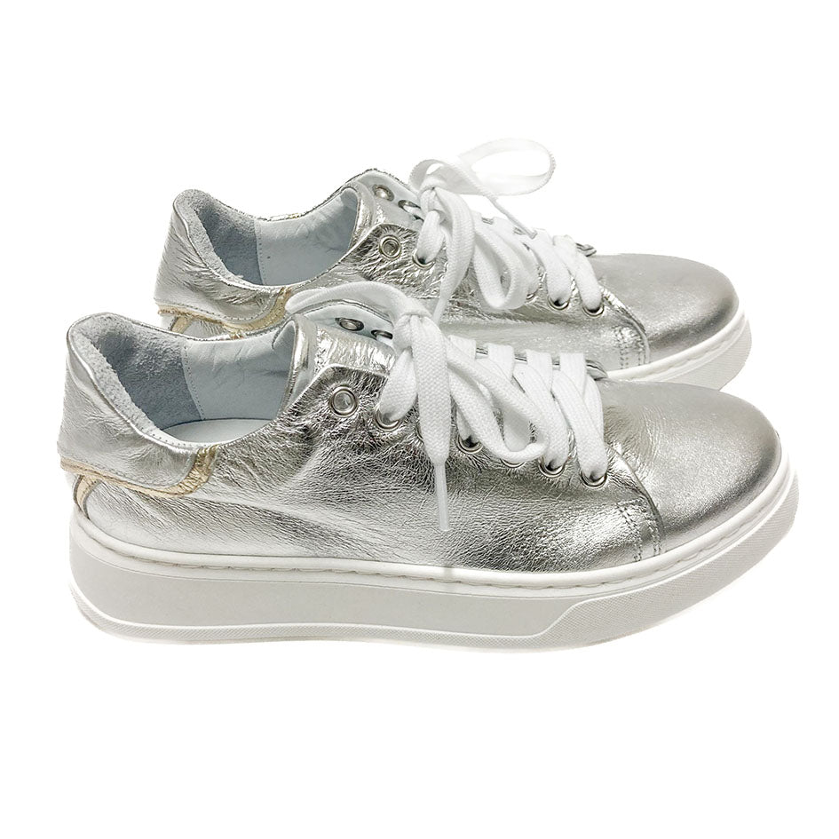 VALERIE-sneakers-vista-laterale-sopra-laminato-argento-laminato-platino