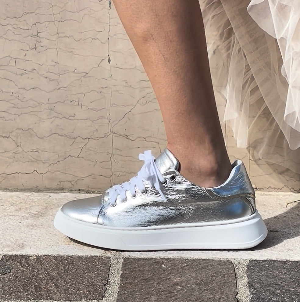 VALERIE-sneakers-vista-indossato-singola-laminato-argento-laminato-platino