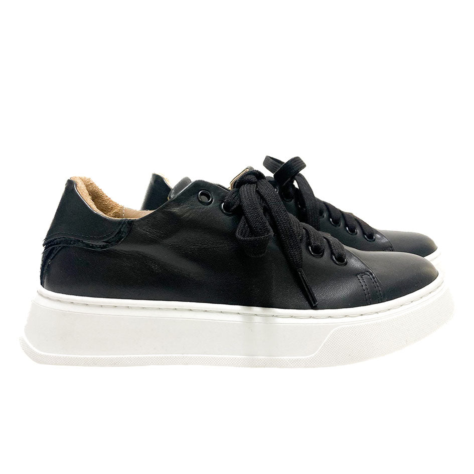 VALERIE-sneakers-vista-laterale-paio-vitello-nero-vernice-nera