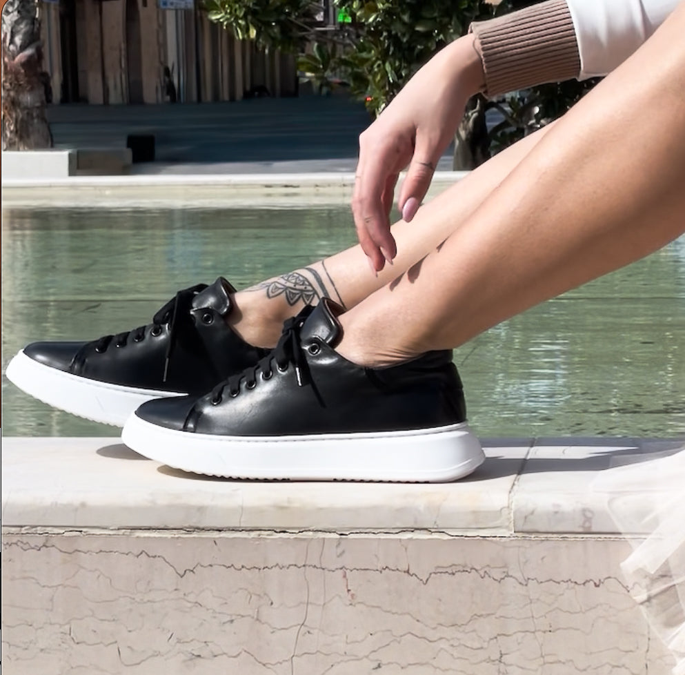 VALERIE-sneakers-vista-indossato-laterale-paio-vitello-nero-vernice-nera