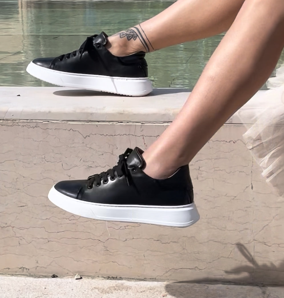 VALERIE-sneakers-vista-indossato-piedi-in-aria-paio-vitello-nero-vernice-nera