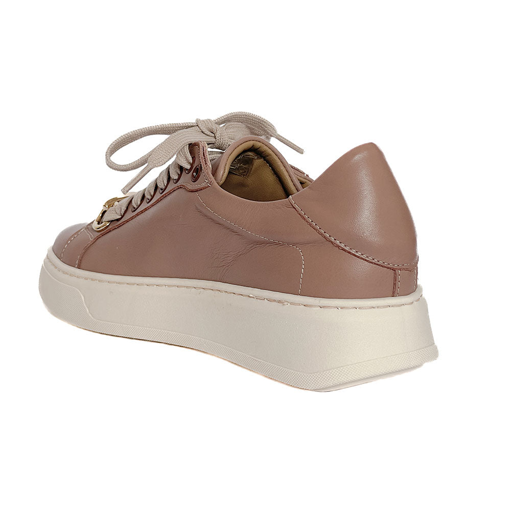 VIENNA-sneakers-vista-tallone-vitello-mandorla-accessorio-oro
