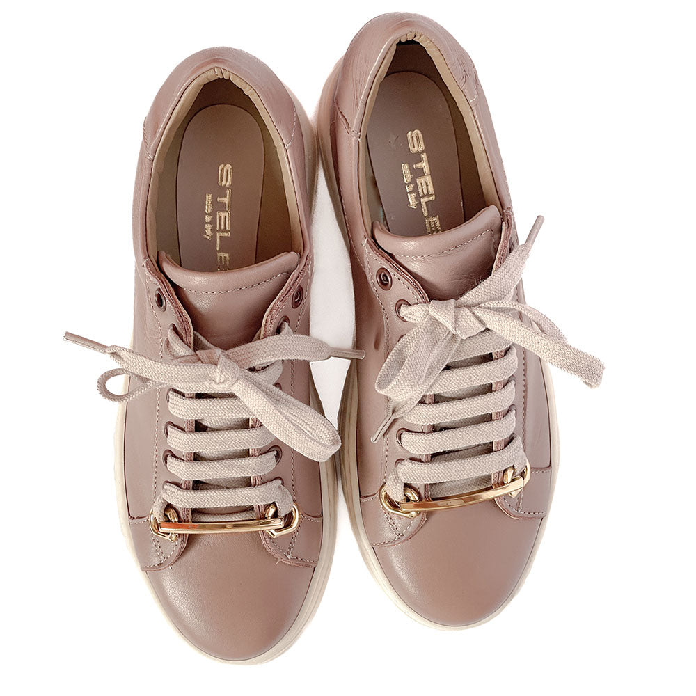 VIENNA-sneakers-vista-punta-sopra-vitello-mandorla-accessorio-oro