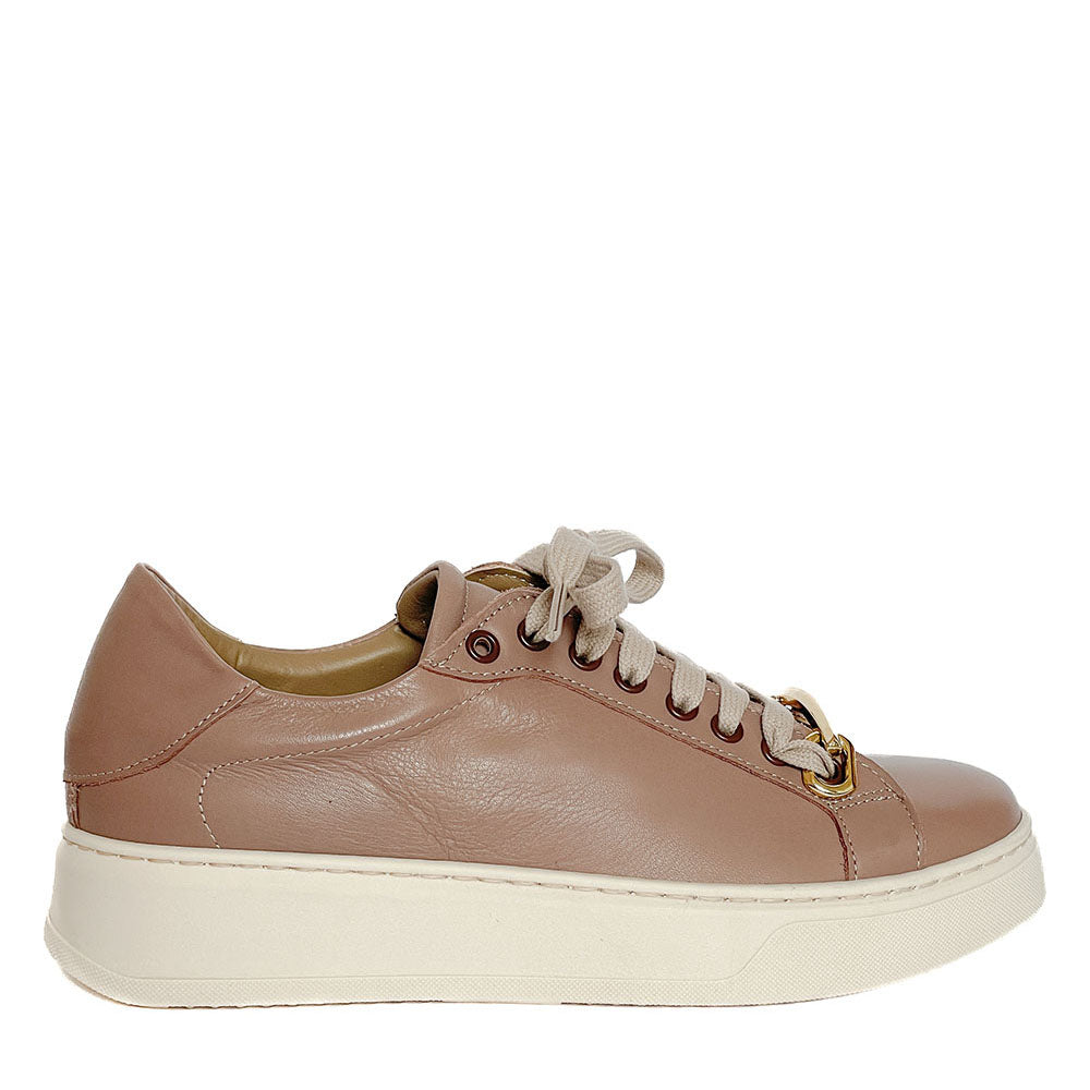 VIENNA-sneakers-vista-laterale-vitello-mandorla-accessorio-oro