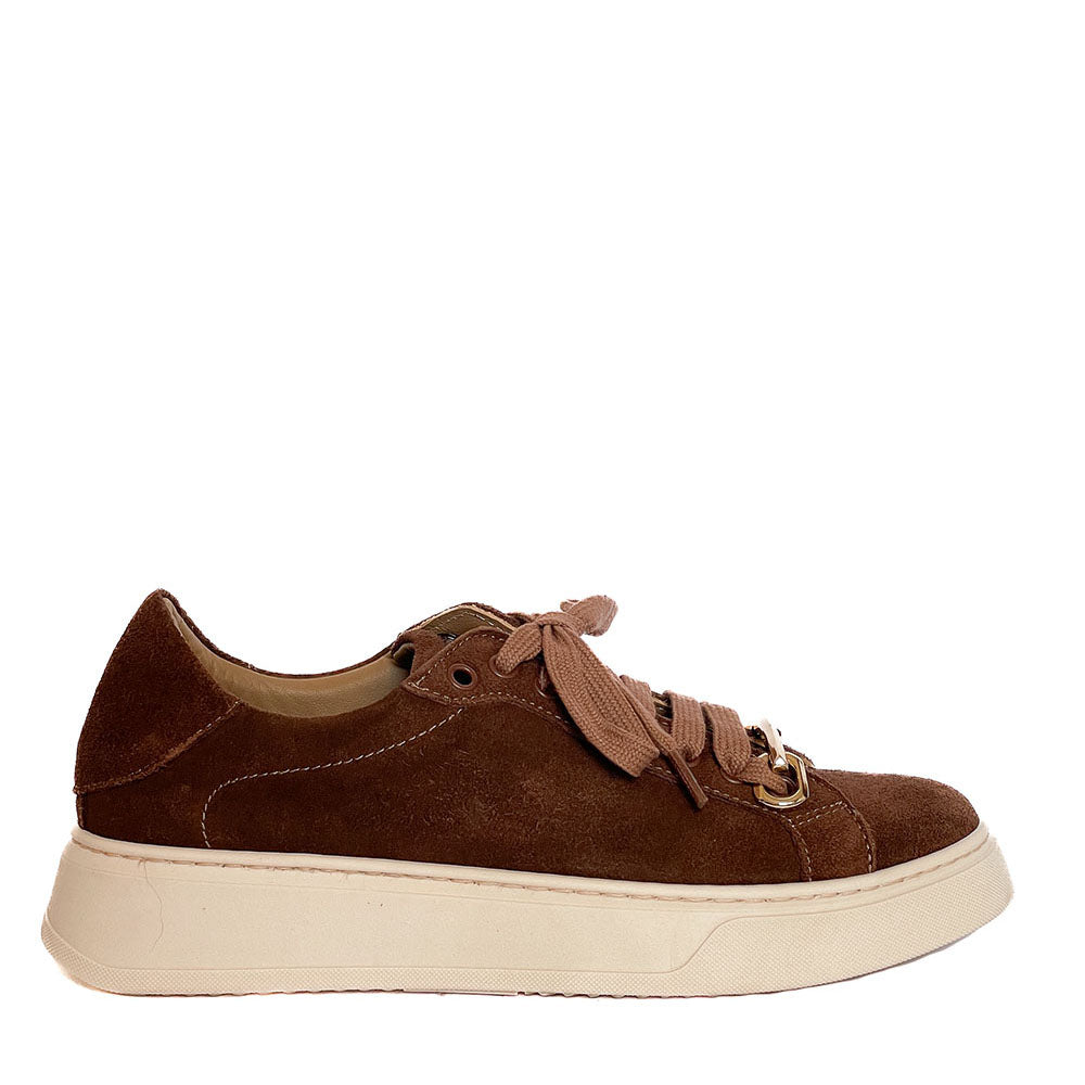 VIENNA-sneakers-vista-laterale-camoscio-marrone-accessorio-oro