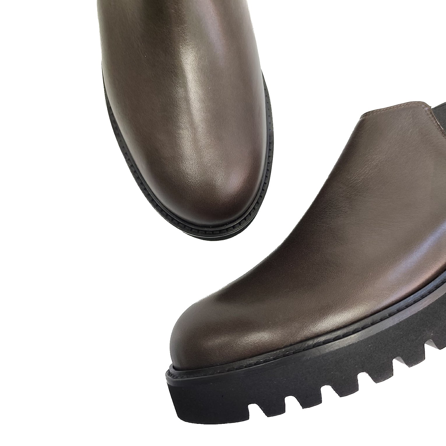 ZOE-beatles-basso-vista-laterale-e-punta-vicino-paio-vitello-testa-di-moro